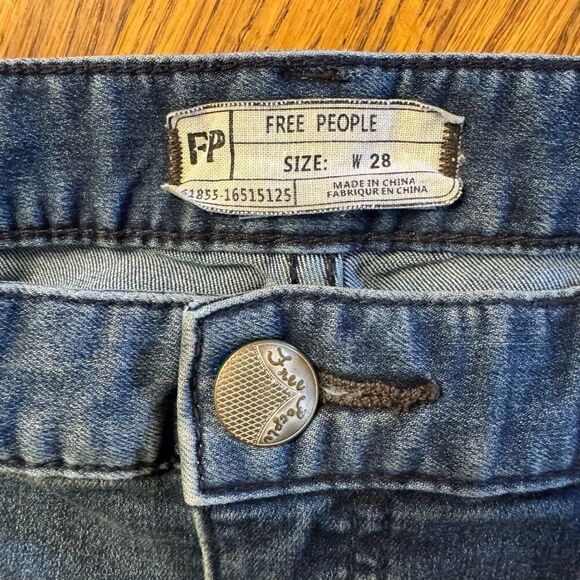 Free People (6/28) Distressed Knee Skinny Jeans - Picture 3 of 6